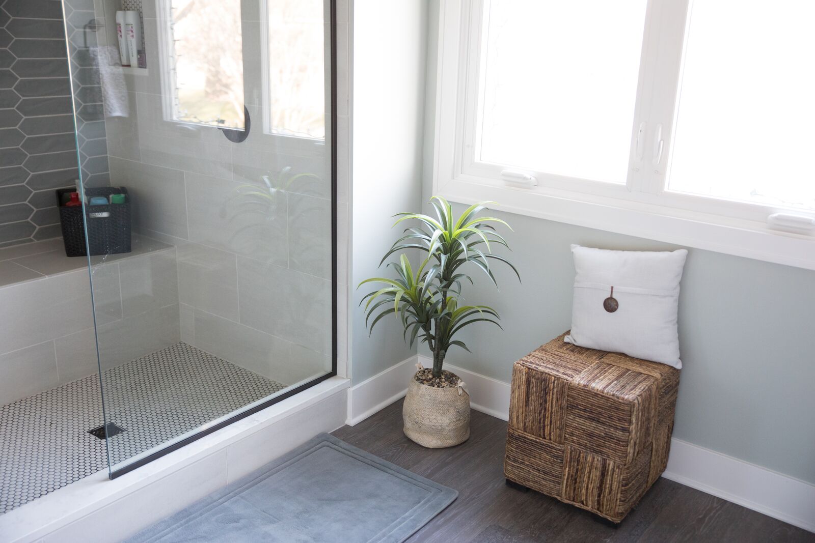 Contemporary Bathroom in Des Moines IA 10